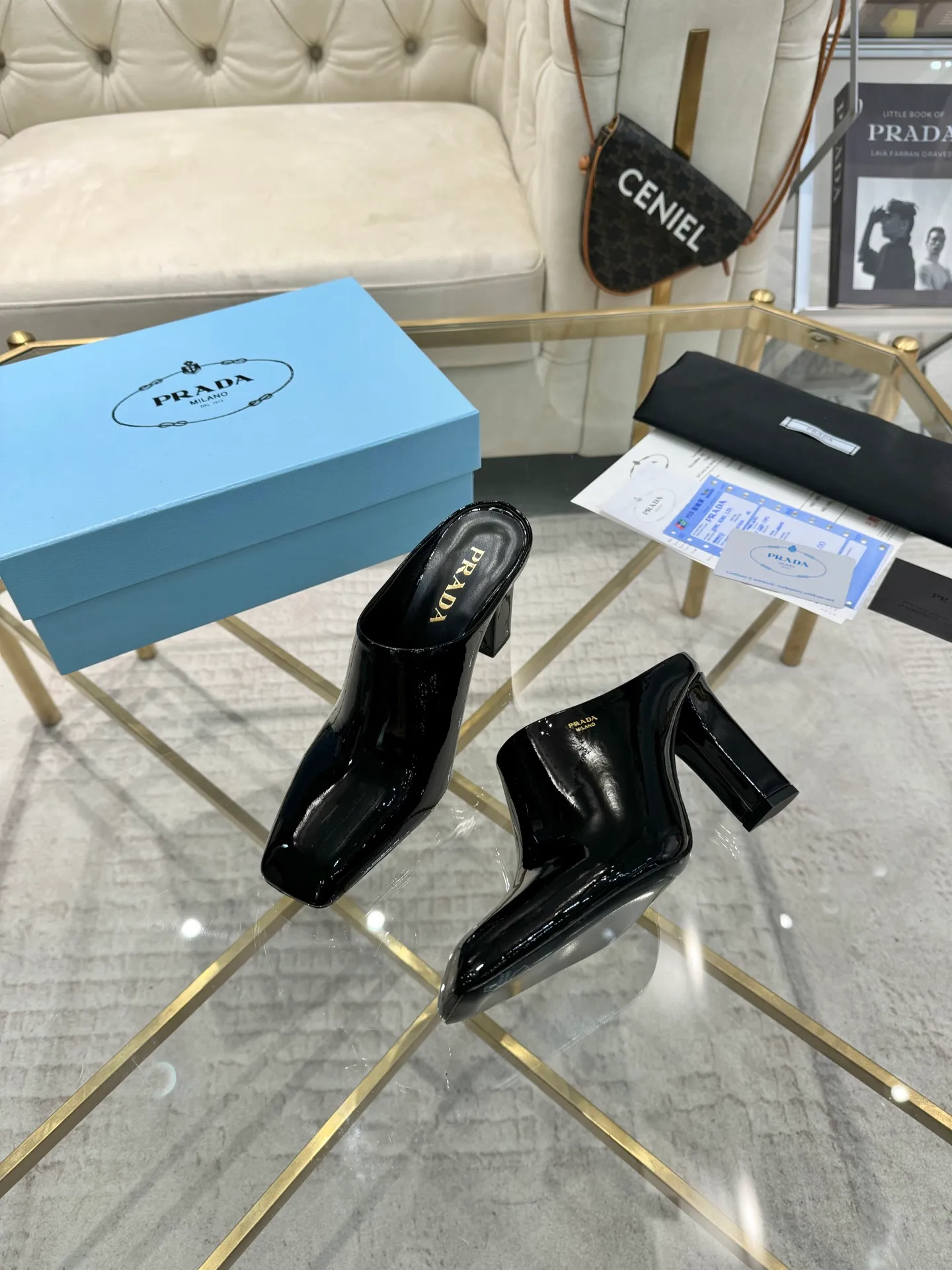 👟👟Ex-factory price 560👟👟 (imitation leather bottom-20) New arrival 👉Ready stock👈 Remove the original board and make a 1:1 replica‼ ️The highest version ✅2025Prada early spring catwalk popular style 😘The latest spring style thick heel small square toe series (leather outsole) (new 👉Ready stock👈 dismantle the original board 1:1 replica‼️ The highest version ✅2025Prada early spring catwalk catwalk popular style 😘latest spring style thick heel small square toe series Ex-factory price 480 (genuine leather outsole) 220 (simulated leather sole) A must-have for goddesses. Super beautiful on the feet. ‼ ️The upper and insole adopt the latest 3D LOGO elements. High-end 414243 Custom-made, non-returnable and non-exchangeable) Simulated leather sole) A must-have for goddesses, super beautiful on the feet ‼ ️The upper and foot pads adopt the latest 3D LOGO elements, three-dimensional and advanced‼ ️Imported original cowhide leather, soft and textured, lining + foot pads, imported sheepskin lining, breathable and comfortable, matching private model heel, heel height 8M, size 35M-39M (34 40 414243 customized, non-refundable and non-exchangeable)